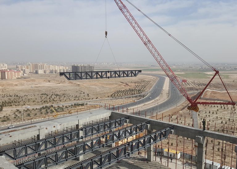 عملیات نصب خرپا سقف سالن آمفی‌تئاتر