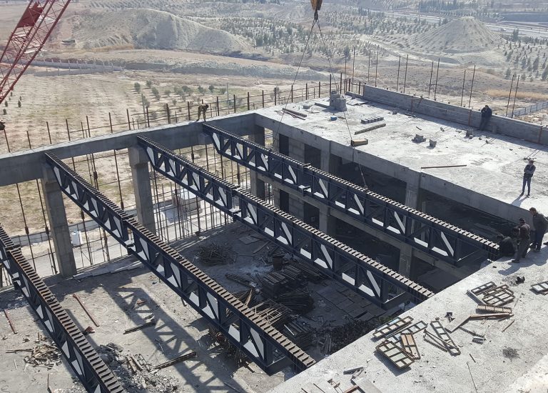 عملیات نصب خرپا سقف سالن آمفی‌تئاتر